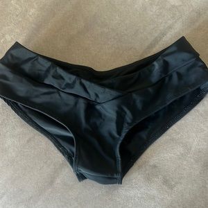VEKKER pole “v” shorts - like new - size small